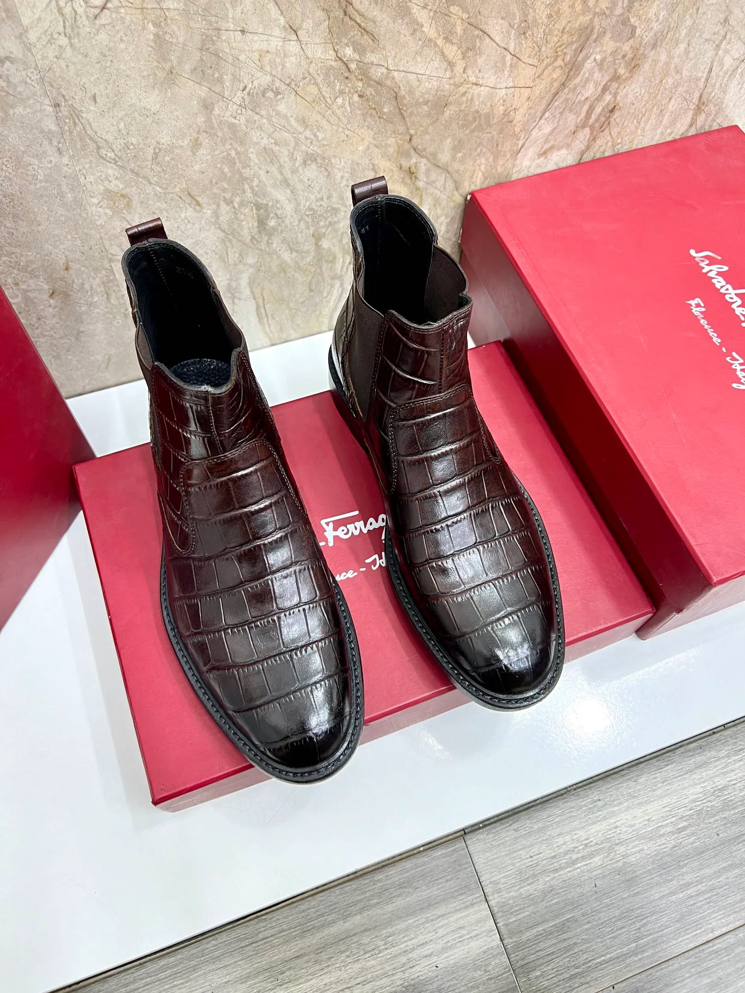 Original order quality: Men's shoes 💰700 Brand: Ferragamo (Ferragamo) One size larger: Men's size 38-44 (45 customized) Grade: Same style as the official website High-end men's shoes Material: Original cowhide, cowhide lining, original outsole Style category: Chelsea men's boots Fashion trend Color: Actual picture